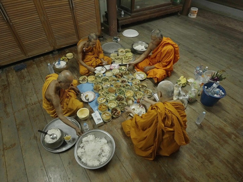 Slika - Velike uši slušaju nogama